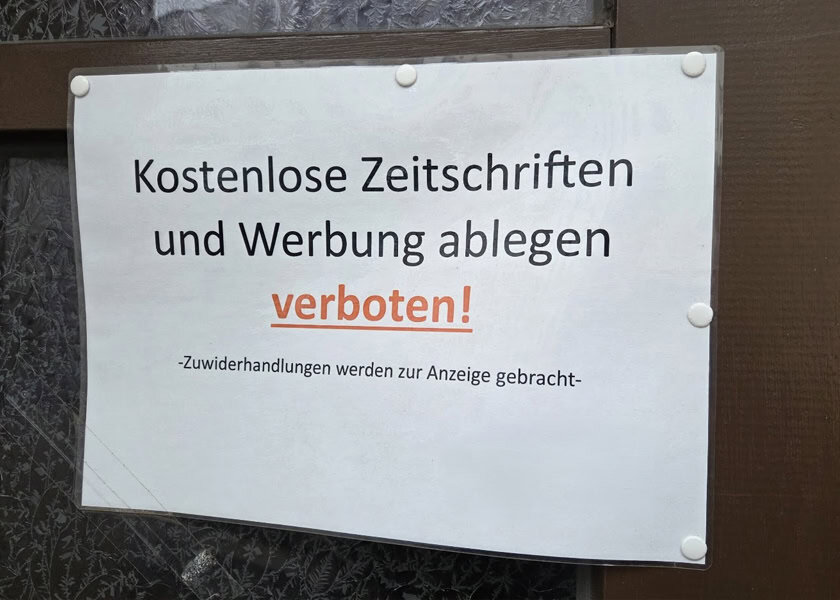 Laminierter Aushang an der Haustür eines Hauses